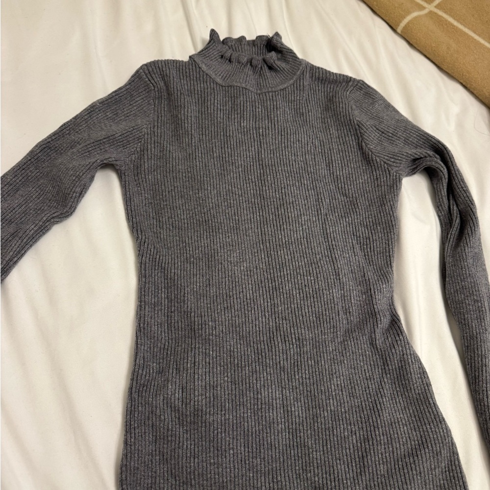 Gray Ribbed Turtleneck Sweater - Picture 2 of 3